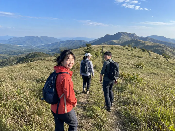 산길을 함께 걷는 친구들.